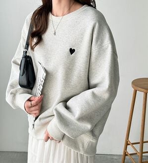 GeeRA（ジーラ）の「ロゴ＆ハート刺しゅう裏起毛スウェット（トレーナー・スウェット）」｜オートミール