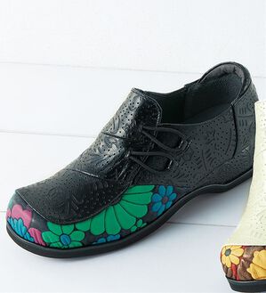 BELLUNA（ベルーナ）の「＜マテラ＞４Ｅ幅広フラワー本革型押しスリッポン（スリッポン）」｜黒