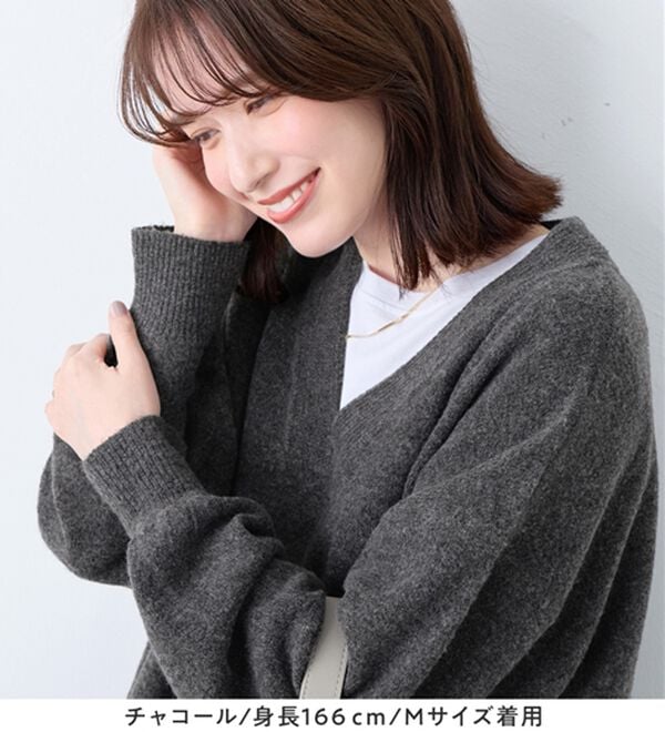Viola e Viola（ヴィオラ エ ヴィオラ）の「【洗えるもちもち】首回りすっきり見せＶネックニット（ニット・セーター）」｜詳細画像
