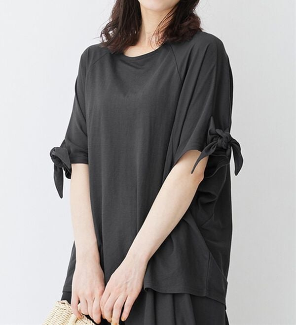 Viola e Viola（ヴィオラ エ ヴィオラ）の「ひんやり冷感袖リボントップス（カットソー）」｜チャコールグレー