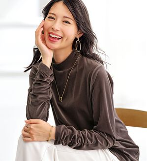 BELLUNA（ベルーナ）の「艶やかシアーベロア袖シャーリングプルオーバー（カットソー）」｜モカグレー