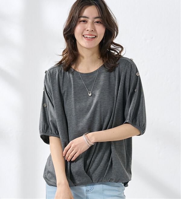 BELLUNA（ベルーナ）の「肩ボタンデザイン裾タックプルオーバー（カットソー）」｜詳細画像