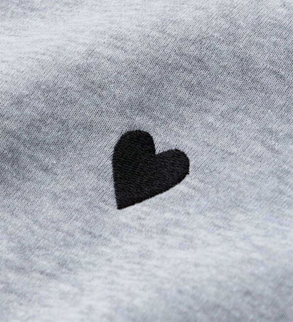 GeeRA（ジーラ）の「ロゴ＆ハート刺しゅう裏起毛スウェット（トレーナー・スウェット）」｜詳細画像