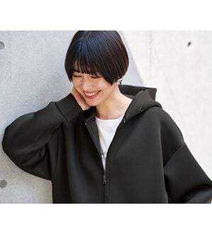 BELLUNA（ベルーナ）の「肩が疲れにくい！マシュマロ感覚ジップフーディー（ブルゾン）」｜黒