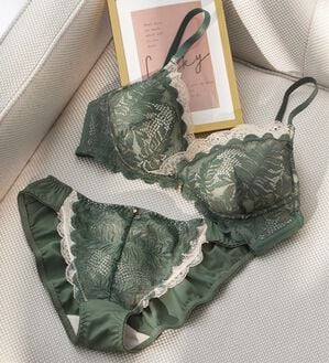 YU'NOW（ユナウ）の「ぷるるん谷間のノンワイヤーブラ＆ショーツ（ブラジャー＆ショーツセット）」｜カーキ