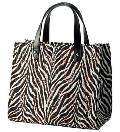 BELLUNA（ベルーナ）の「ロゴ刺しゅう入りスクエア手提げ（ハンドバッグ）」