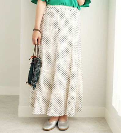 BELLUNA（ベルーナ）の「サッカー素材ドットプリントスカート（ロングスカート）」