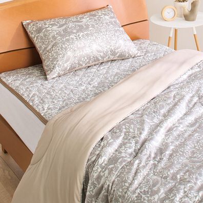 「シルクタッチ冷感軽寝具（敷パッド）」