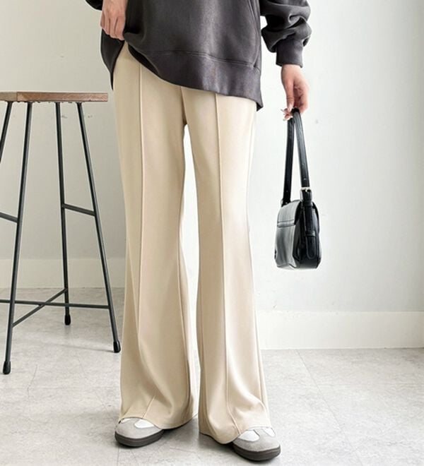 GeeRA（ジーラ）の「センターラインセミフレアカットパンツ（フルレングスパンツ）」｜詳細画像