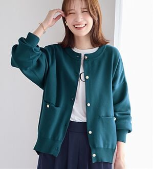 Viola e Viola（ヴィオラ エ ヴィオラ）の「むぎゅっと質感ゴールドボタンニットカーデ（ニットカーディガン）」｜ブルーグリーン