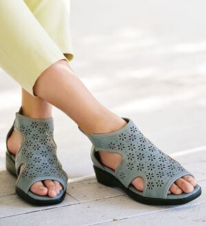 BELLUNA（ベルーナ）の「５Ｅパンチングサマーブーツ（サンダル・ミュール）」｜詳細画像