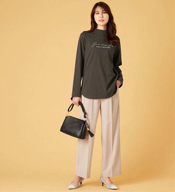 BELLUNA（ベルーナ）の「刺しゅうロゴ使いハイネックプルオーバー（カットソー）」｜詳細画像