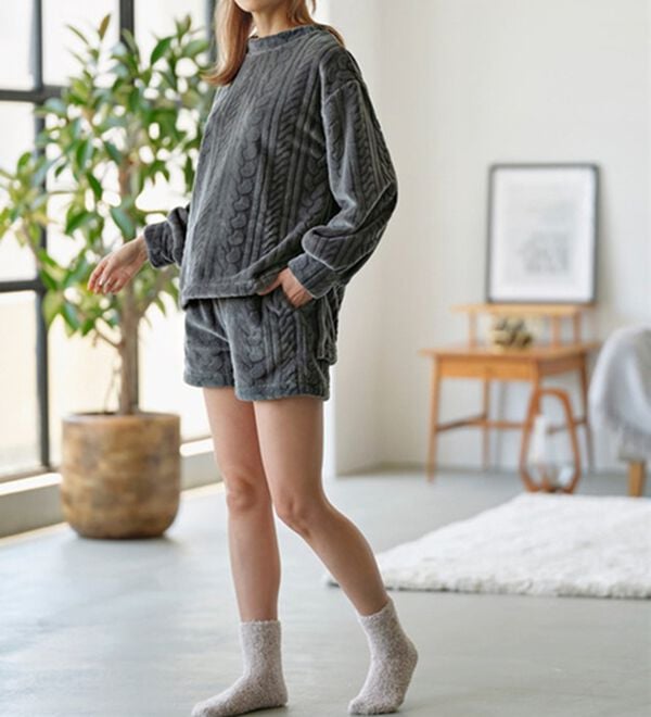 YU'NOW（ユナウ）の「【上下２点セット】ケーブル風フリースルームウェア＆ショートパンツセット（パジャマ・ルームウェア）」｜チャコールグレー
