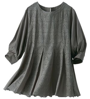 BELLUNA（ベルーナ）の「刺しゅうレースフレアーシルエットブラウス（ブラウス）」｜チャコール