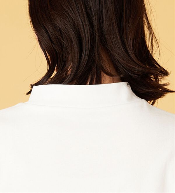 BELLUNA（ベルーナ）の「刺しゅうロゴ使いハイネックプルオーバー（カットソー）」｜詳細画像