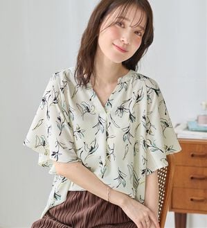 Viola e Viola（ヴィオラ エ ヴィオラ）の「【接触冷感】さらっと涼感フレアスリーブブラウス（ブラウス）」｜幾何花柄／トップス