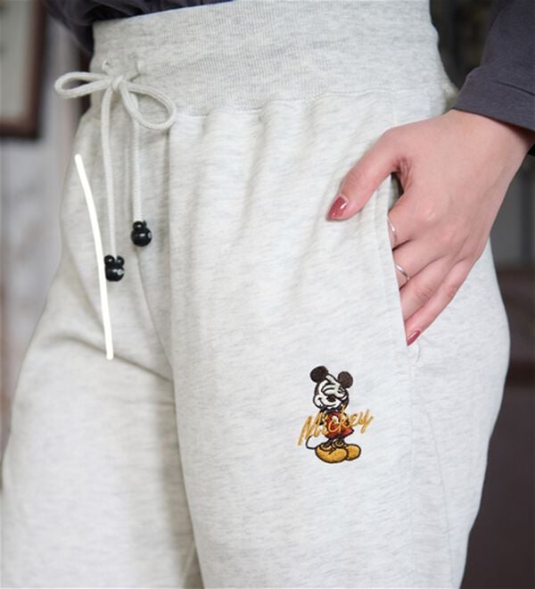 BELLUNA（ベルーナ）の「＜Ｄｉｓｎｅｙ＞【ミッキー】裾ゴム入り刺しゅう裏毛パンツ（その他パンツ）」｜詳細画像