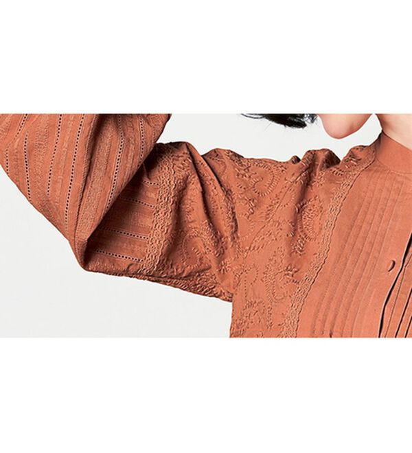 VINNO（ヴィノ）の「刺しゅうデザインピンタックブラウス（ブラウス）」｜詳細画像