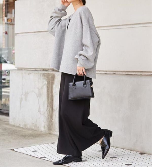 RANAN（ラナン）の「裏起毛Ｖネックロゴ刺しゅうスウェット（トレーナー・スウェット）」｜詳細画像