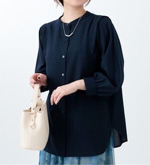 BELLUNA（ベルーナ）の「ビンテージ素材肩タックブラウス（ブラウス）」｜ネイビー