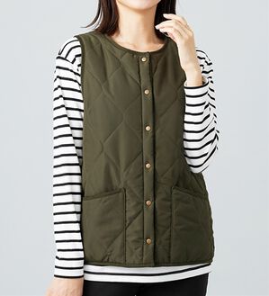 BELLUNA（ベルーナ）の「【洗える！】裏ファー素材中わたキルトベスト（ベスト）」｜カーキ