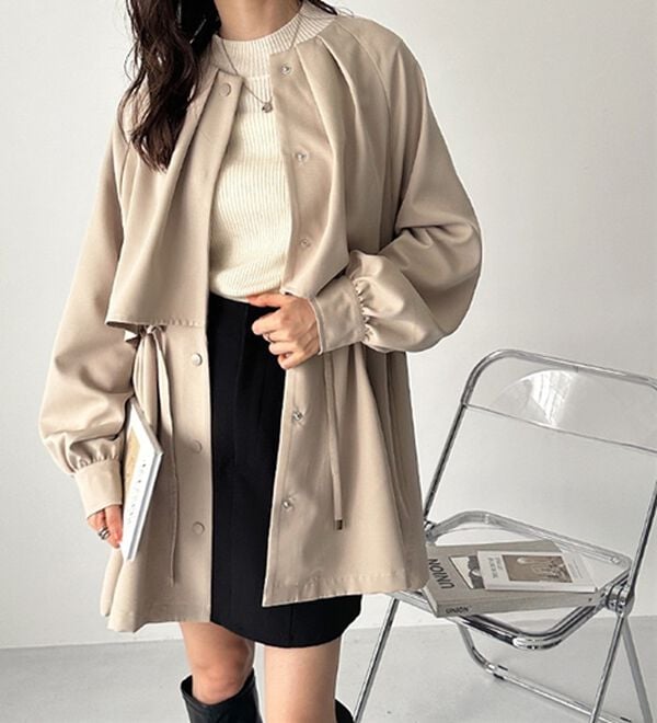 GeeRA（ジーラ）の「ケープデザインミドル丈マンパー（ブルゾン）」｜アイボリーベージュ