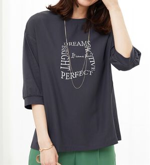 BELLUNA（ベルーナ）の「異素材使いロゴデザインプルオーバー（カットソー）」｜ダークチャコール