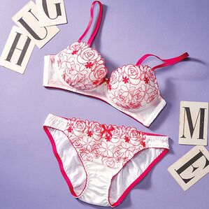 YU'NOW（ユナウ）の「ぷるるん谷間のノンワイヤーブラ＆ショーツセット（ブラジャー＆ショーツセット）」｜オフホワイト系ローズ