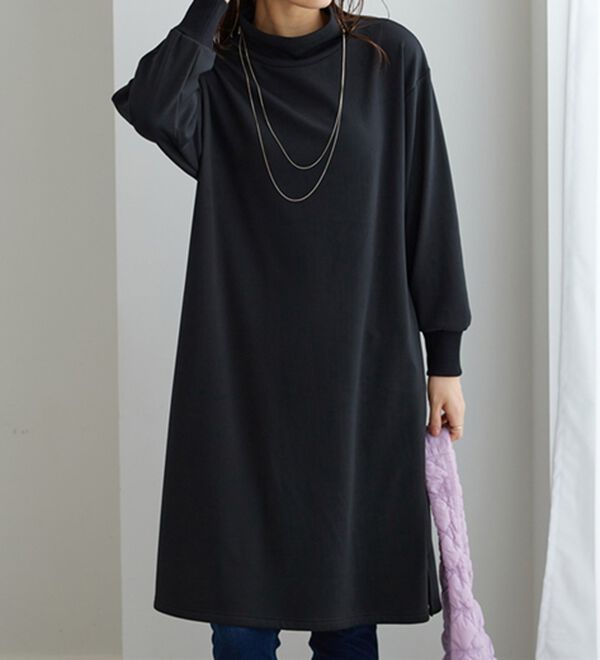 BELLUNA（ベルーナ）の「ふんわりなめらか裏ベロアワンピース（カットソーワンピース）」｜黒無地