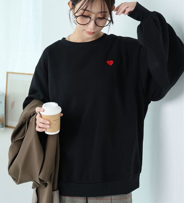 A HAPPY MARILYN（アハッピーマリリン）の「【Ｌ～８Ｌ】【ハピぽか裏起毛】２デザインから選べる刺繍トレーナー 毛玉になりにくい（トレーナー・スウェット）」｜ブラック