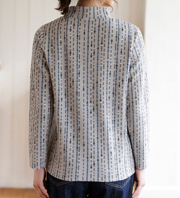 LAVIENNE（ラヴィエンヌ）の「薄手ストレッチフリースのプリントハイネック長袖（ニット・セーター）」｜詳細画像