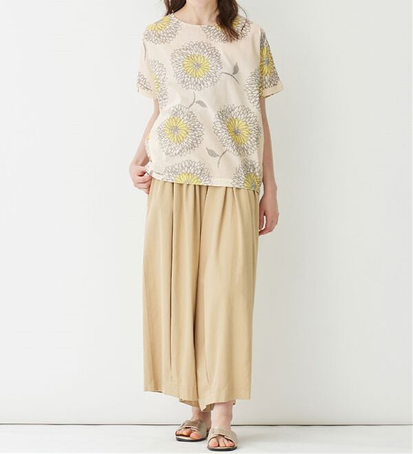 Viola e Viola（ヴィオラ エ ヴィオラ）の「綿１００％大きな花柄の裾ギャザーブラウス（ブラウス）」｜詳細画像