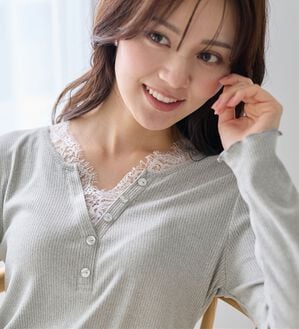 alotta（アロッタ）の「レースレイヤードヘンリーネックトップス（カットソー）」｜詳細画像