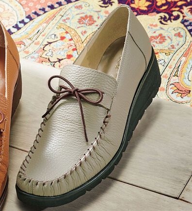 ルフラン（ルフラン）の「＜ラシーナコンフォート＞リボン付４Ｅ手縫いモカシン（フラットシューズ）」