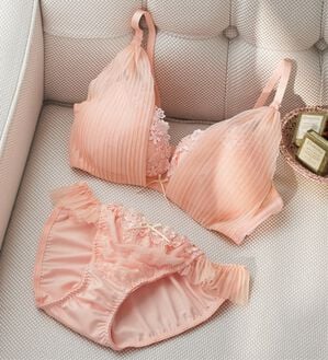 YU'NOW（ユナウ）の「ぷるるん谷間のノンワイヤーブラ＆ショーツ（ブラジャー＆ショーツセット）」｜サーモンピンクケミカルプリーツ