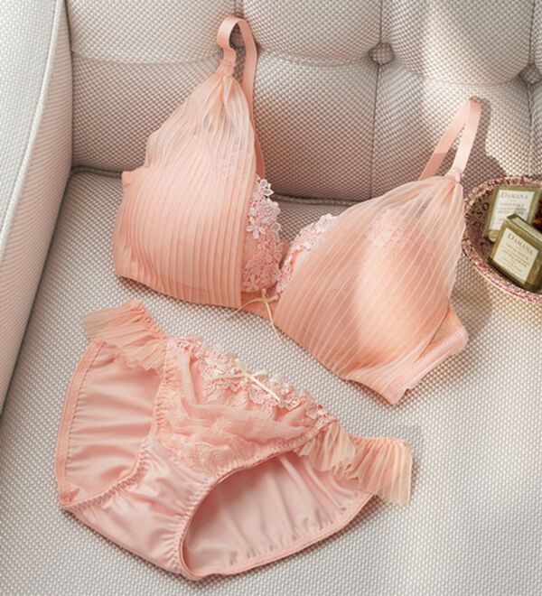 YU'NOW（ユナウ）の「ぷるるん谷間のノンワイヤーブラ＆ショーツ（ブラジャー＆ショーツセット）」｜サーモンピンクケミカルプリーツ