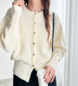 GeeRA（ジーラ）の「ゴールドボタン表面感クルーネックカーディガン（ニットカーディガン）」｜詳細画像