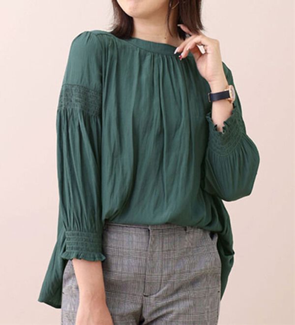 BELLUNA（ベルーナ）の「ビンテージサテンシャーリング使いブラウス（ブラウス）」｜グリーン