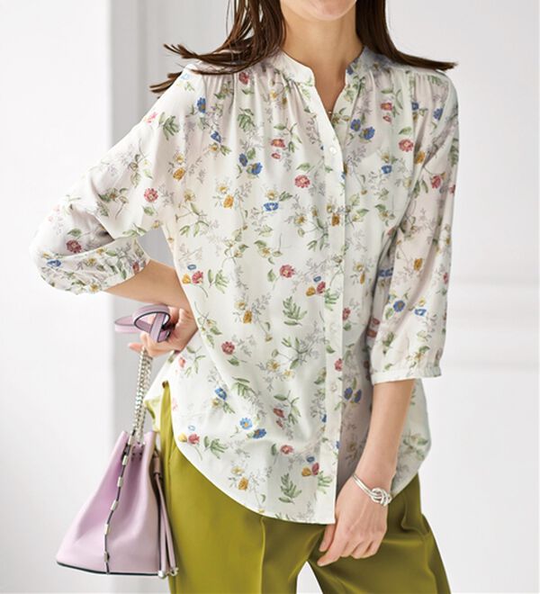 BELLUNA（ベルーナ）の「ギャザー使いレーヨンプリントブラウス（ブラウス）」｜花柄&times;アイボリー