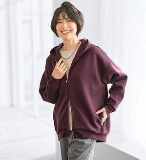BELLUNA（ベルーナ）の「なめらかタッチ！もっちりんダブルジップパーカー（ジレ）」｜ワイン