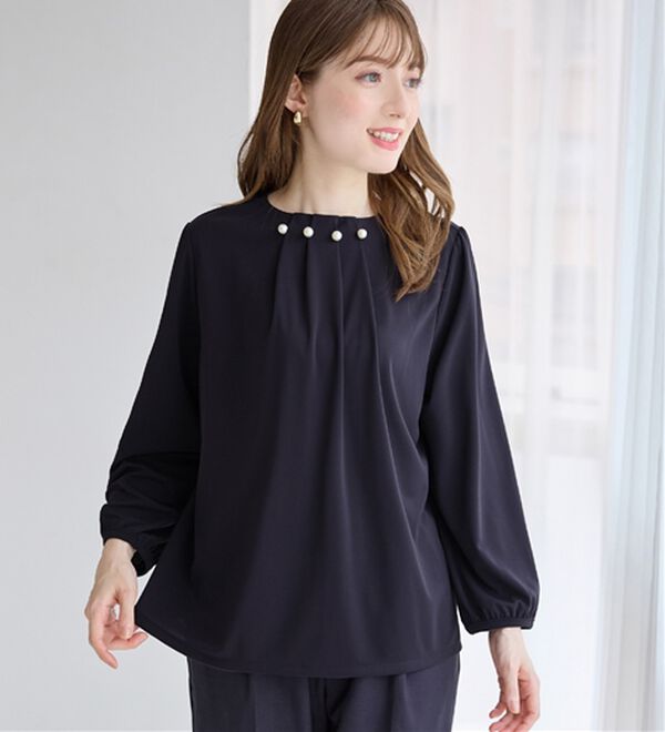 alotta（アロッタ）の「のびのび楽ちん！多機能上品パールデザインブラウス（ブラウス）」｜ダークネイビー