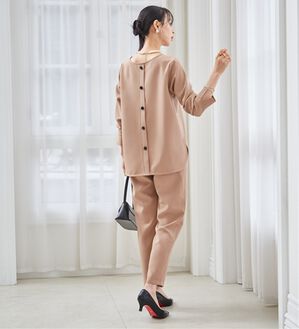 RANAN（ラナン）の「【選べるデザイン】楽してきれい見え！セットアップ（ブラウススーツ）」｜モカ(バックボタン)