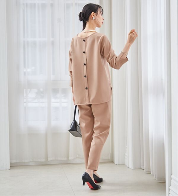 RANAN（ラナン）の「【選べるデザイン】楽してきれい見え！セットアップ（ブラウススーツ）」｜モカ(バックボタン)