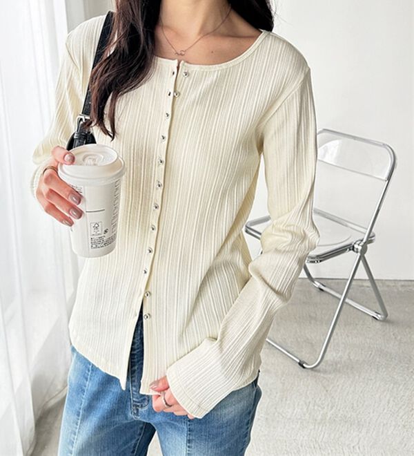 GeeRA（ジーラ）の「メニーボタンランダムリブトップス（カットソー）」｜詳細画像