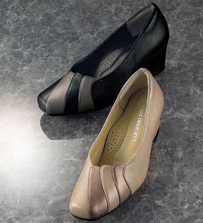 BELLUNA（ベルーナ）の「４Ｅ山羊革フラワーカットウェッジパンプス（パンプス）」