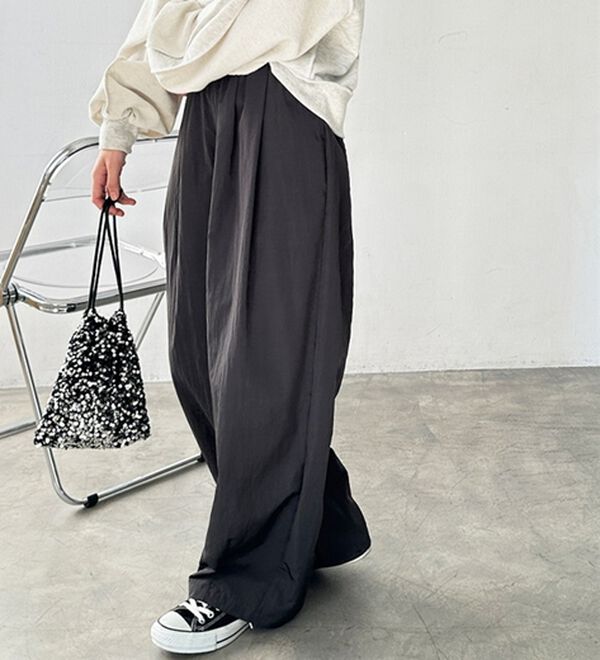 GeeRA（ジーラ）の「さらとろ素材が嬉しい！ダブルタックワイドパンツ（フルレングスパンツ）」｜チャコール