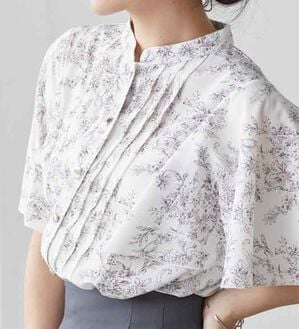 RANAN（ラナン）の「ひんやり！ピンタックフレアー袖ブラウス（ブラウス）」｜ホワイト(花柄)