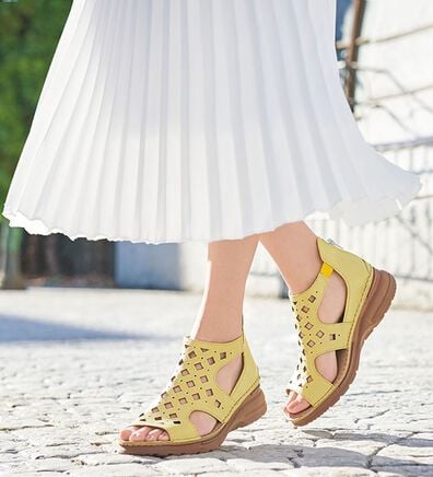 ルフラン（ルフラン）の「ｔｏ　ｂｅ　ｃｏｎｔｉｎｕｅｄ　ダイヤ柄パンチングサンダル（サンダル・ミュール）」