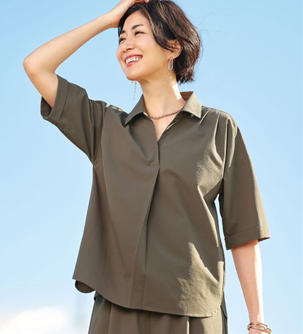 BELLUNA（ベルーナ）の「エアリーサッカー素材スキッパーブラウス（ブラウス）」｜カーキ