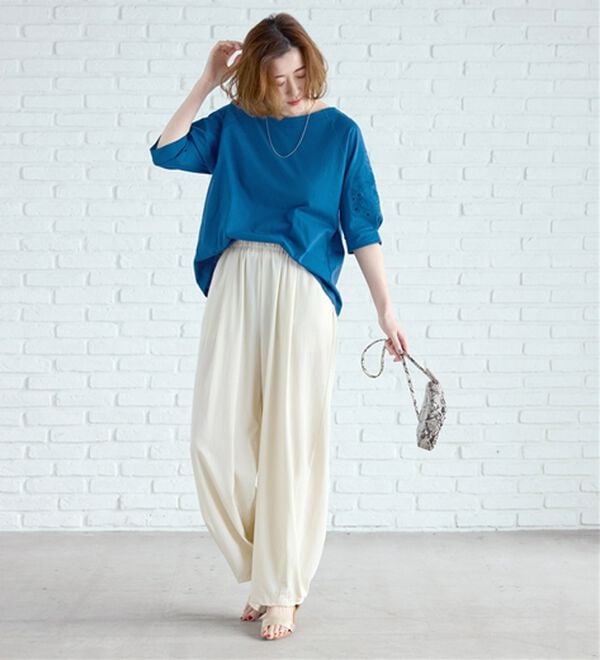 BELLUNA（ベルーナ）の「袖刺しゅうデザインＶネックプルオーバー（カットソー）」｜詳細画像